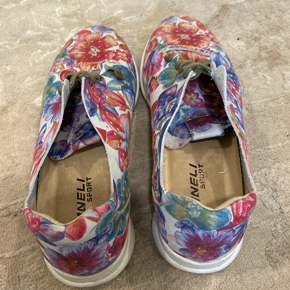 Vaneli Sport Lilo Multicolor Calf Leather Floral
Fashion Sneakers size 10 - Picture 2 of 7